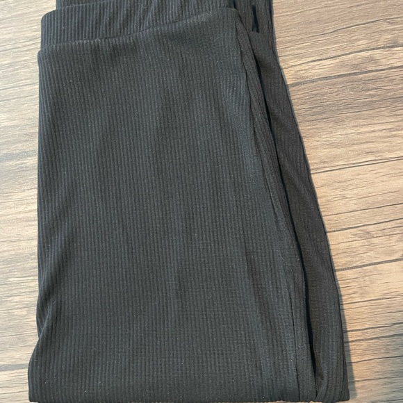 Basic Ribbed Black Pencil Skirt - Picture 2 of 3